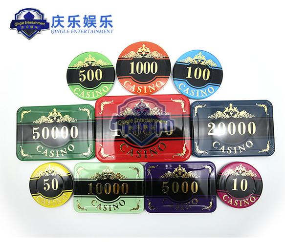 Người dân thu dọn quần áo sau vụ cháy.